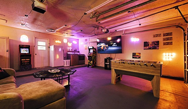 Hot Tub,Gameroom,15 Miles to Dickies Arena,FirePit,BBQ Grill!