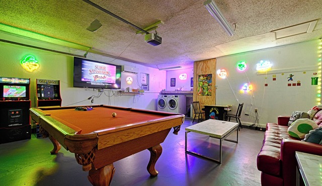 Hot Tub, Gameroom,17 min to Dickies Arena, FirePit!