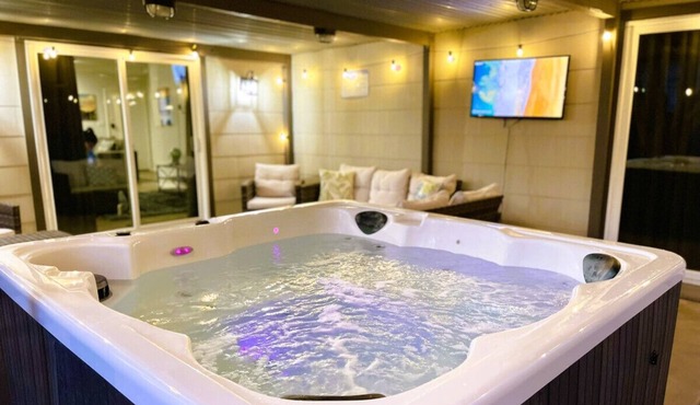 Hot Tub – Games - Prime Location - Sleeps 12