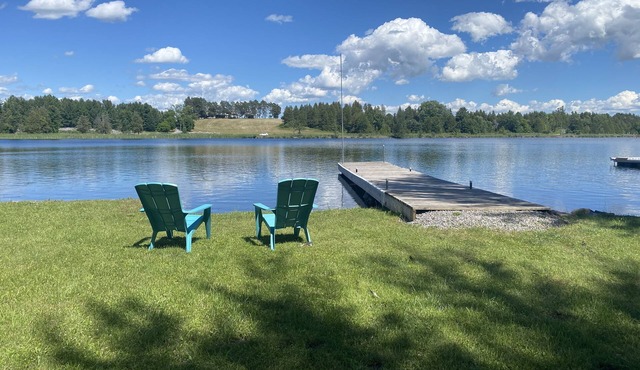 Hot Tub + Games Room at Waterfront Cottage Kawarthas 🏓