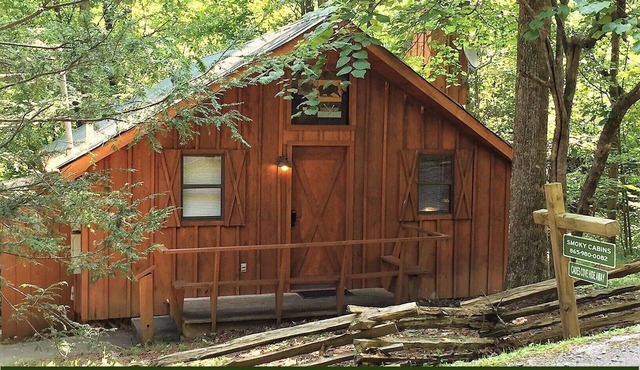 Hot Tub - Gas Fireplace - King Bed - Secluded- Community Pool - Cozy