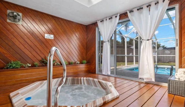 Hot tub, Gazebo, Firepit Table Getaway Oasis House!