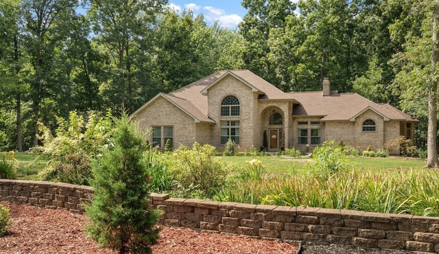 Hot Tub/ Gazebo/ Patio, Deck in Woodland