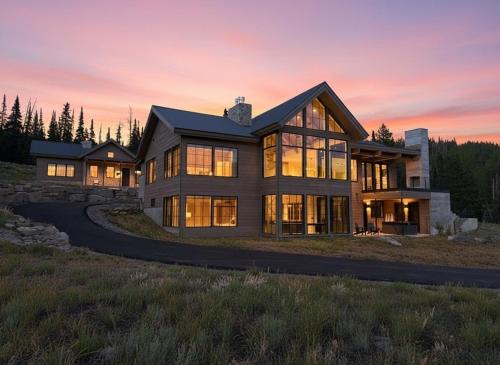 Hot tub, Golf simulator, Steam Room