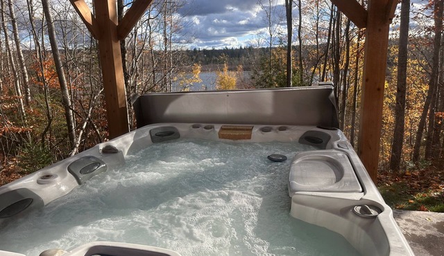 Hot tub - Great views - close to PRNL - private