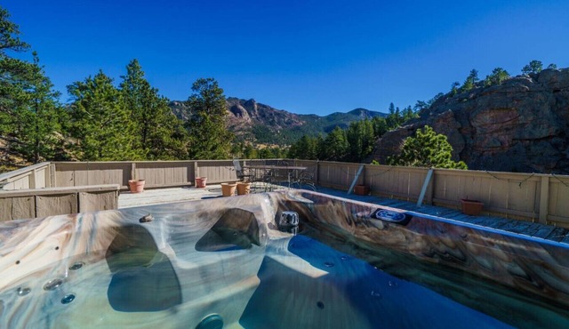 Hot tub, great views, huge deck. Near town, RMNP