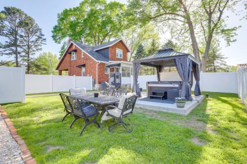 Hot Tub, Grill and Games! Family Getaway in St Louis