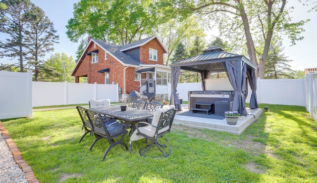 Hot Tub, Grill & Games! Family Getaway in St Louis