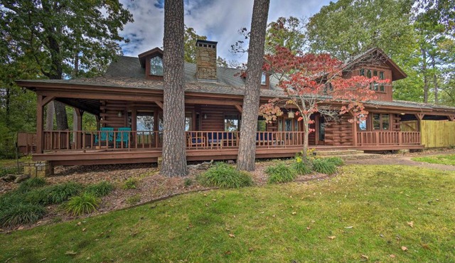 Hot Tub, Grill Hilltop Log Cabin in Hot Springs!
