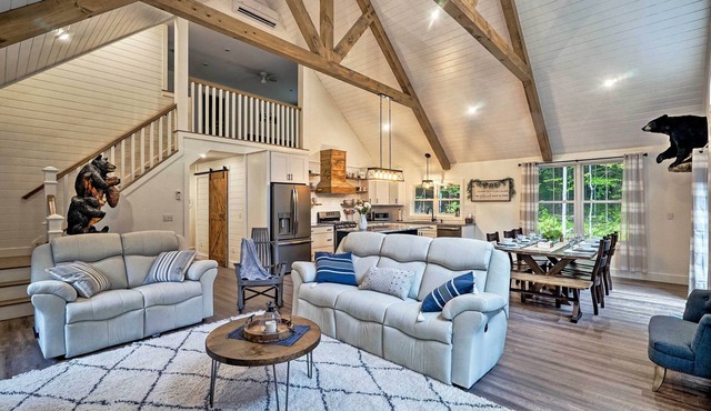 Hot Tub, Grill & Mtn Views! Benezette Cabin