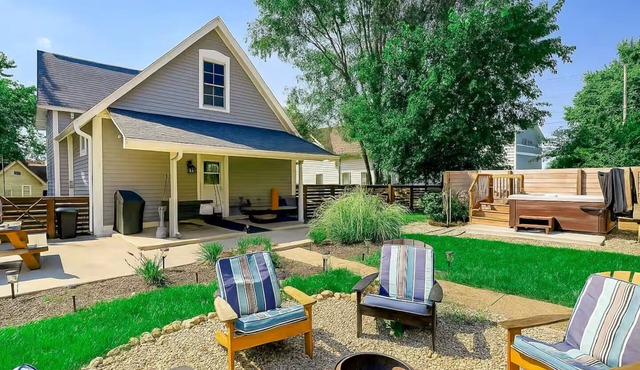 Hot Tub~Gym~5 Min to Mass Ave~Backyard Retreat~Indianapolis