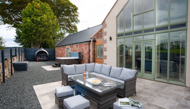 Hot Tub Haven, sleeps 8 in rural scenic Northumberland