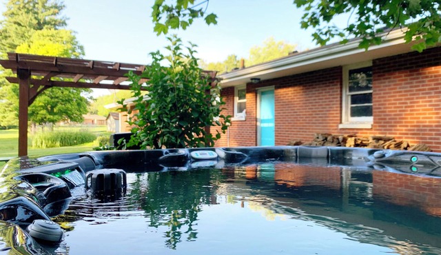 HOT TUB | Hazel Acres| Quiet Getaway | Notre Dame