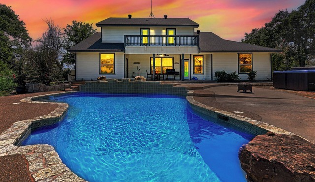 Hot Tub, Heated Pool, 19 beds, Pickleball, 2 Game Rooms, Arcades