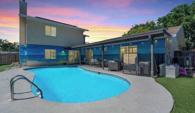 Hot Tub & Heated Pool! 4 Bedroom Largo Getaway!