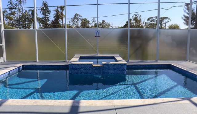 HOT TUB, HEATED POOL AND WALKING DISTANCE TO MINERAL SPRINGS
