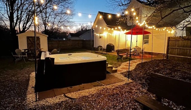 Hot tub heaven w/12 ft ceilings + stunning bath