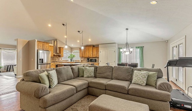 Hot Tub Hideaway | 4 bd 3 ba | BBQ | Massage