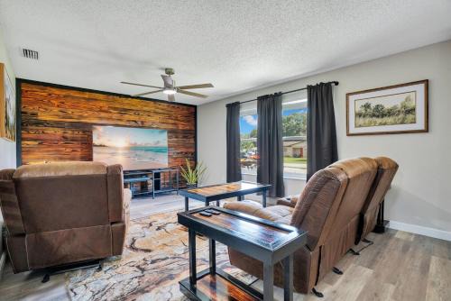 Hot Tub Hideaway Pet-Friendly DeLand Escape