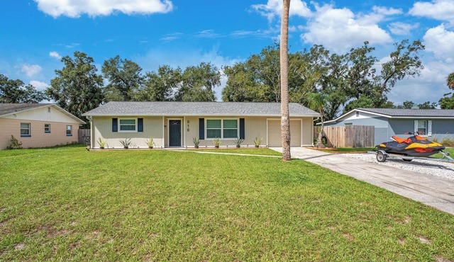 Hot tub hideaway, pet friendly retreat minutes from lake, river, downtown DeLand