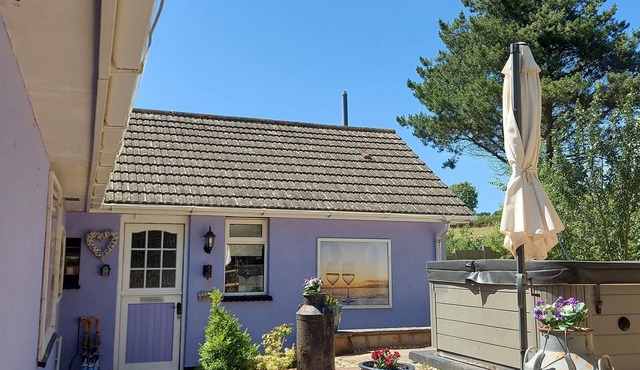 Hot Tub Hideaway with friends or family. Pet friendly, luxury country retreat.