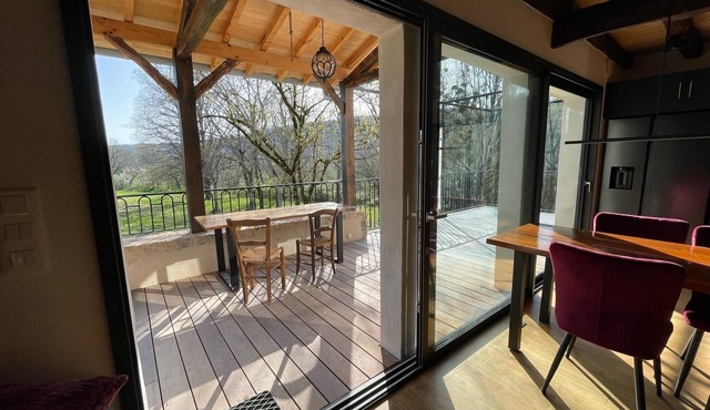 Hot tub, high-speed wifi, swimming river, luxury and charm