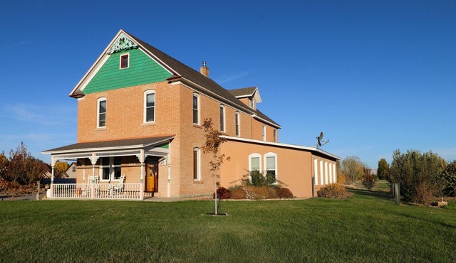 ***HOT TUB*** Historic Tilliview House ~ 3100 Sq Ft ~ 1 Acre ~ Heart Of Fruita !