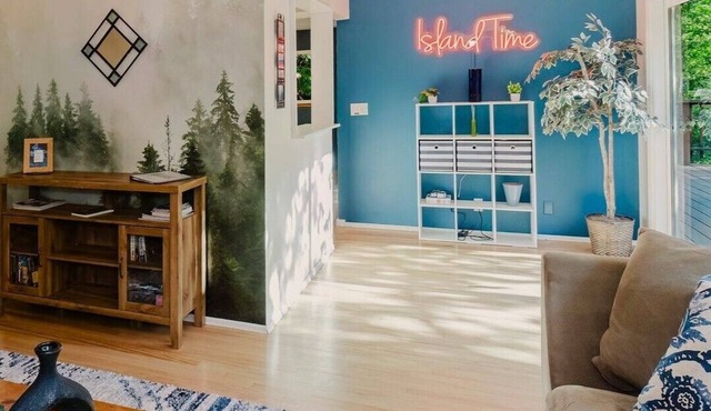 Hot Tub/Home Theater/Private Acre/Walk to Beach/Family and Dog friendly