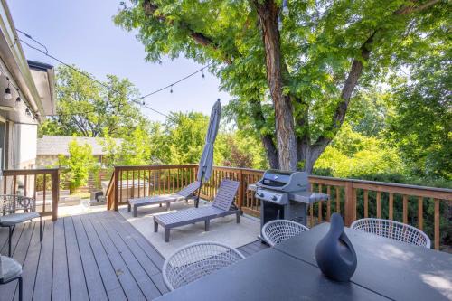 Hot Tub House with BBQ Deck and Workspace