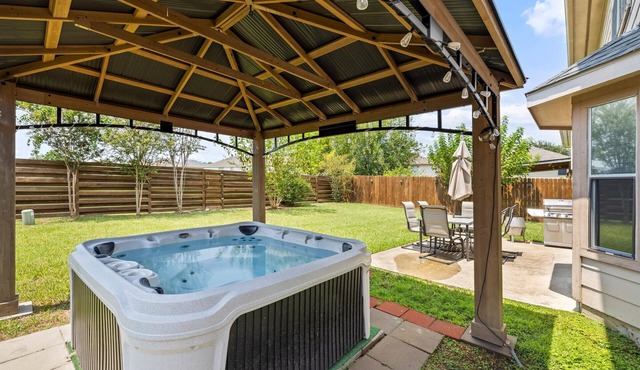 Hot Tub HTown Getaway | Yard BBQ Air Hockey WiFi