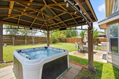 Hot Tub HTown Getaway Yard BBQ Air Hockey WiFi
