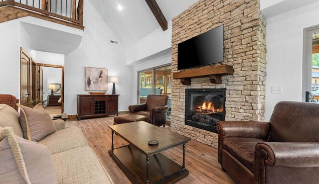 Hot Tub + Huge Resort Pool + Ozark Views | 3BR Cabin