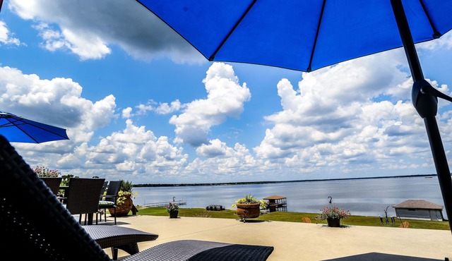 Hot Tub, Kayaks, Underwater Fishing Light! Luxurious Pitch-n-Skip Hideaway!