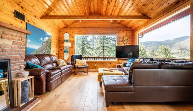 Hot Tub, King Beds, Bunkroom, Deck & Dog Friendly -Modern Mountain Getaway Cabin