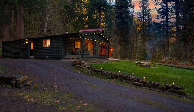 Hot Tub, King Bed, EV Charger 5 MI to Mt Rainier