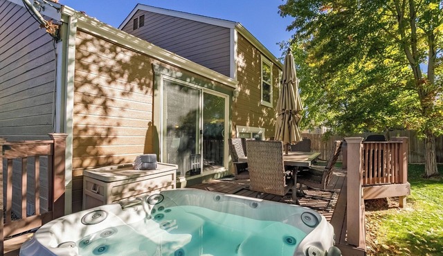 Hot Tub | King Bed | Garage | Fenced Yard | No Rug | 10 mins to Red Rocks