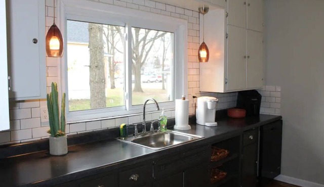 Hot Tub! King Bed! Private & Spacious! Sleeps 3! Fully stocked Kitchen!