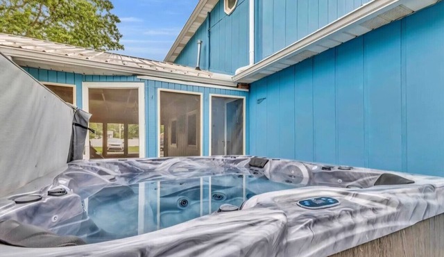 Hot Tub | King Bed | Relax | Winter Retreat