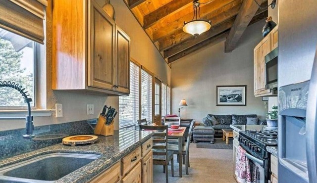 HOT TUB KING BED SATELLITE INTERNET BBQ 2 KAYAKS AFFORDABLE CLEANING FEE.