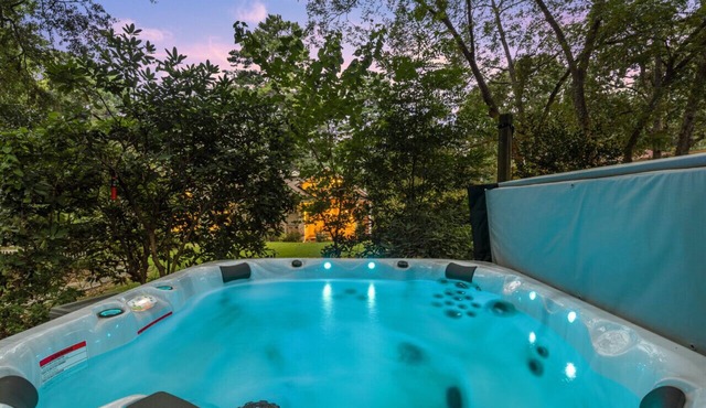 Hot Tub + King Bed + Walkable