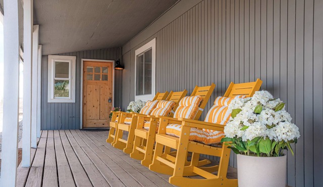 Hot Tub/King Beds/Beach Volleyball/Mountain Views/Private Retreat