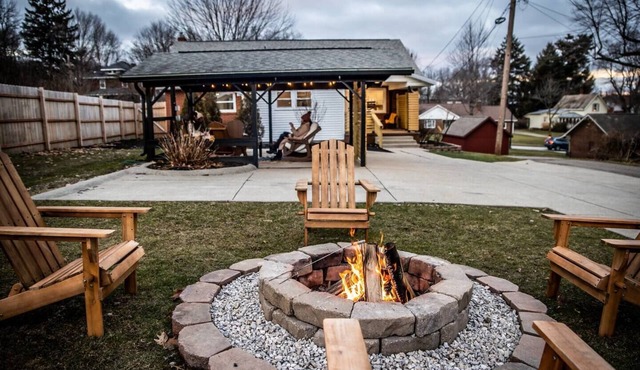 Hot tub, king beds, outdoor spaces, perfect for 2-4 guests but sleeps up to 8!