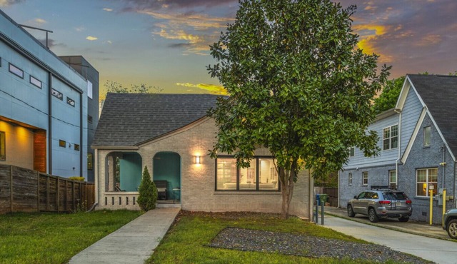 Hot Tub|King Beds|Walkable|Bubbles & Brew Bungalow