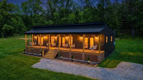Hot Tub - King Suites - Outdoor Fireplace & Lounge