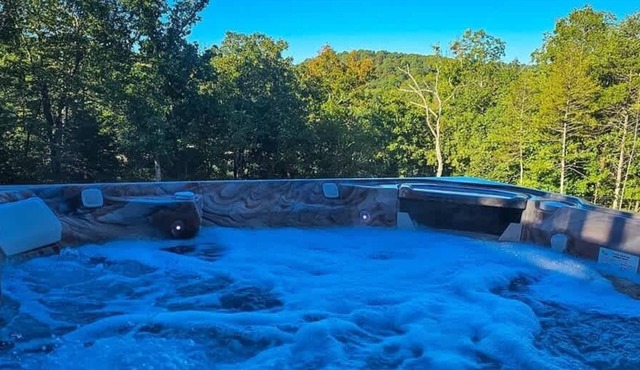 Hot Tub, Lake Access, Kayaks/boards, Firepit