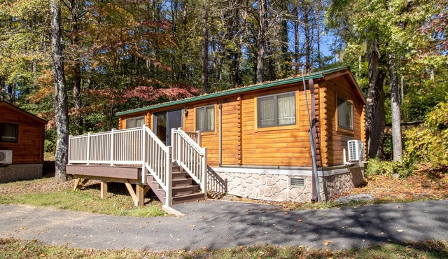 Hot Tub, Lake Access, Resort Amenities!