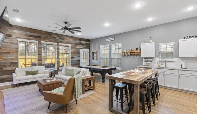 Hot Tub, Lake Access, Game Room, Fire Pit and much more! "Sunshine & Whiskey"