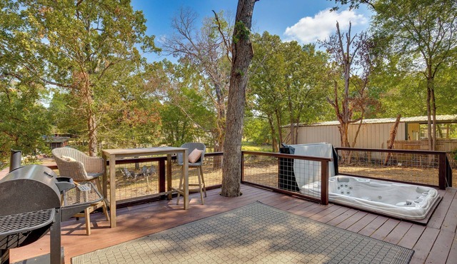 Hot Tub & Lake Access: Malakoff Retreat!