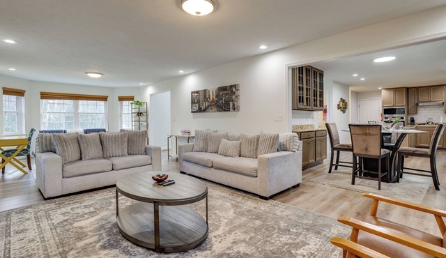 Hot Tub + Lake Access: Spacious Tobyhanna Home