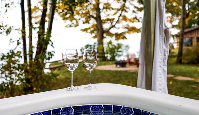 *HOT TUB * Lake Front | Near Olcott Beach | King Bed